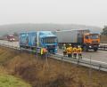 Bild: bl
Nach dem Auffahrunfall, bei dem eine Autofahrerin leicht verletzt wurde, staute sich am Mittwochnachmittag der Verkehr auf der A 6. Die Feuerwehr unterstützte die Polizei bei der Verkehrsregelung.