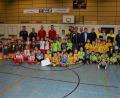 Bild: jr
Herzerfrischenden Nachwuchsfußball zeigten die G-Junioren, die jüngsten Kicker. Alle Mannschaften wurden zu Siegern erklärt, wichtig war die Freude am Fußball. Unser Bild zeigt alle teilnehmenden G-Junioren mit den Jugendleitern, den Offiziellen des SV Steinmühle sowie Zweitem Bürgermeister Stefan Grillmeier.