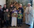 Bild: wec
Die Gewinner vor der Krippe in Kirche (hinten von links): Elisabeth Vogl, Josefine Augsberger (für ihre Tochter Christine), Monika Beer, Marianne Flierl (für Enkeltochter Marina Hierl)und der Ruhestandsgeistliche Josef Beer sowie (vorne von links) Simon Zott, Bastian Kryschak und Glückskind Julian Preuß.