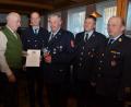 Bild: dob
Reinhard Mages (Dritter von rechts) darf das goldene Ehrenzeichen der Feuerwehr des Freistaats Bayern für 40 Jahre Feuerwehrdienst in Empfang nehmen. Dazu gratulieren Kreisbrandmeister Christian Demleitner, amtierender Bürgermeister Johann Gollwitzer, Vorsitzender Michael Schwenke, Kommandant Stefan Meyer und Kreisbrandinspektor Martin Weig (von links nach rechts).