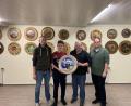 Bild: gi
Martin Götz (Zweiter von rechts) überreicht die Scheibe an den Gewinner Marco Kindl. Dazu gratulieren Sportleiter Fabian Putzer (links) und Schützenmeister Stefan Brandmiller (rechts).