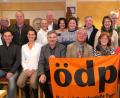 Bild: rhi
Mit Spitzenkandidat Alfred Damm (sitzend, Dritter von links) zieht die ÖDP in den Wahlkampf um den Schwandorfer Stadtrat.