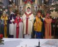 Bild: exb
Die Wildenauer Sternsinger Lukas Kink, Lilian Förster, Sophia Förster, Leonie Wittmann und Lukas Mark (von links) in der Kirche St. Erhard mit Vikar Konrad Maria Ackermann (Mitte).