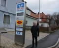 Bild: jr
Um diese Werbestele geht es. Bürgermeister Ernst Neumann fordert die VR-Bank Fichtelgebirge-Frankenwald auf, diese Stele nach der Schließung der Pechbrunner Filiale abzubauen und zu entfernen. Für dieses Ansinnen weiß er den Gemeinderat hinter sich.