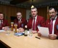 Bild: roh
Vorsitzender und Chorleiter Horst Straub ( rechts), Stellvertreter Wolfgang Härtl (Dritter von rechts), Kassier Bernhard Schmidt (Zweiter von rechts) und Schriftführer Uve Hoffmann lieferten in der Generalversammlung des Gesang- und Orchestervereins bemerkenswerte Zahlen.