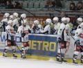 Bild: gb
Erleichterung bei den Blue Devils Weiden nach dem deutlichen 8:4-Derbysieg in Regensburg. Vor allem der vierfache Torschütze Tomas Rubes (Dritter von rechts) glänzte beim so wichtigen Erfolg, der den direkten Klassenerhalt und Einzug in die Meisterrunde bedeutete.