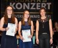 Bild: fjo
Qualität und Quantität beim Klarinettenspiel von Anna Nahrhaft und Lena Putzer fußen in weiten Teilen im Unterricht durch Musiklehrerin Margret Greß (von links).