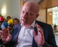 Archivbild: Armin Weigel/dpa
Joachim Wolbergs, suspendierter Oberbürgermeister von Regensburg, vor dem Verhandlungssaal des Landgerichts.