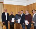 Bild: exb
Seit 30 Jahren sind Rudolf Schüsselbauer, Walter Schnoy, Konrad Adam, und Johann Adam (Zweiter bis Vierter von links) aktive Mitglieder in der Freien Wählergemeinschaft. Vorsitzender Bernhard Pscheidt (links) und Tobias Gotthardt (rechts) gratulieren.