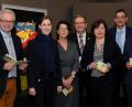 Bild: Stephan Huber
Sie stehen für starke Kunst in Amberg (von links): Kulturreferent Fabian Kern, Museumsleiterin Julia Riß, Kuratorin Michaela Grammer, Bürgermeister Martin Preuß, Sabine Seberak (Sparda-Bank Amberg), Kulturamtsleiter Reiner Volkert sowie Michael Gruber (Sparda-Bank Ostbayern)