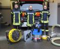 Bild: boj
Um künftig Überflutungen im häuslichen Bereich besser begegnen zu können, schaffte die Gemeinde eine leistungsfähige Tauchpumpe (rechts) und einen Pumpsauger an. Beide Geräte sind bei der Niedermuracher Feuerwehr stationiert. Aus der Vereinskasse wurde ein Drucklüfter (links) finanziert.