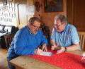 Bild: stn
Pfarrer Stephen Hannah wirbt bei Gerhard Steiner für seien Idee einer Partnerschaft seiner schottischen Pfarrei mit einer Pfarrei oder kirchlichen Gruppierung aus der Region.