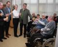 Bild: wro
Bürgermeister Wolfgang Braun (im Bild stehend von rechts) bat Heimleiterin Claudia Englmann, Geschäftsführer Christian Weiß, die Gemeinderäte Rainer Bleistein, Hermann Stock, Zweite Bürgermeisterin Andrea Hecht und Daniela Schütte (Leiterin soziale Betreuung) sowie die Bewohner auf das Jahr 2020 anzustoßen.