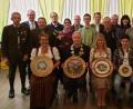 Bild: ufh
Gemeindekönigin Annette Meier, Schützenkönig Erich Obleser mit Schützenliesl Birgit Simon und Jugendkönig Julius Falk und dem Gewinner der Dreikönig-Scheibe Gerald Schüller (sitzend, von links). Ihnen und den weiteren Gewinnern gratulieren Bürgermeister Bernhard Lindner und Zweiter Schützenmeister Uwe Friedrich (hintere Reihe, Zweiter und Dritter von links) sowie der Erste und Dritte Schützenmeister Werner Wendl und Hans Koch (hintere Reihe, Erster und Sechster von rechts) und HKA-Vorsitzender Georg Götz (hintere Reihe, Zweiter von rechts).