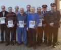 Bild: FFW Neusath/exb
Bürgermeister Armin Schärtl, erster Vorsitzender Josef Irlbacher, zweiter Vorsitzender Stephan Haberl, Simon Karl, Christian Hofstetter, Peter Duschner, Johann Müller, Karl Bauer, Andreas Bauer, Michael Maier, Johann Süß, Alois Richthammer, Georg Kirchhofer, erster Kommandant Reinhard Herrmann und zweiter Kommandant Martin Süß feiern die langjährige Mitgliedschaft von 15 Feuerwehrlern.