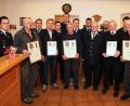 Bild: JOCHEN NEUMANN 
ERBENDORF
Für langjährige Mitgliedschaft zeichnete die Feuerwehr Wetzldorf (erste Reihe, von links) Manfred Ringer, Siegfried Tretter, Johann Schraml, Ferdinand Schieder und Christof Dumler aus. Mit auf dem Bild: Zweiter Bürgermeister Johannes Reger (rechts), Zweiter Vorsitzender Franz Wenning, Zweiter Kommandant Manuel Köllner (links), Kommandant Rudi Schinner und Vorsitzender Willi Kraus (Vierter von links, erste Reihe) mit den beförderten und ausgezeichneten Aktiven (Zweite Reihe, ab Dritter von links) Markus Pöllmann, Stefan Wenning, Nicolas Haberkorn, Nico Haberkorn, Werner Schraml und Daniel Meierhöfer.