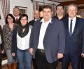 Bild: no
Zur offiziellen Gratulationscour versammelt sind (von links) CSU-Fraktionssprecher Werner Englhard, SPD-Fraktionssprecherin Elke Pirner, Landtagsabgeordneter Harald Schwartz, Dehlings Freundin Christiane, Pfarrer Thomas Schertel, Jubilar Dieter Dehling, BJV-Kreisvorsitzender Stefan Frank, Landrat Richard Reisinger und UWG-Fraktionssprecher Hans Pirner.