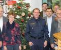 Bild: paf
Info-Besuch bei der Polizei: (vorne, von links) Polizeihauptkommissar Peter Krämer, Landrat Richard Reisinger, Stadträtin Evi Rauch, Erster Polizeihauptkommissar Michael Kernebeck, Zweiter Bürgermeister Günter Koller, Stadtrat Karl Reyzl, (hinten, von links) die Stadtratskandidaten Stefan Frank und Manfred Seitz sowie Ortsvorsitzender Patrick Fröhlich.