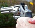 Bild: Petra Hartl
Gespannt wie der Hahn dieses Revolvers haben Sportschützen, aber auch andere legale Waffenbesitzer die Umsetzung der neuen EU-Feuerwaffenrichtlinie in nationales Gesetz verfolgt. Nach ihrer Ansicht zielte der ursprüngliche Änderungsentwurf nicht auf die Bekämpfung von Terror und illegalen Waffen, sondern nahm voll Hobby und Sport Tausender gesetzestreuer Bürger ins Visier.