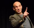 Bild: Kunz
"Früher hatte die Welt Angst vor Deutschland, heute lacht sie über uns.": Django Asül begeistert mit seinem "Rückspiegel 2019"-Programm in der Max-Reger-Halle