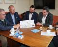 Bild: wro
Thema beim Treffen im Wiesauer Rathaus waren auch die Pläne der Schott AG Mitterteich. Im Bild (von links) Bürgermeister Toni Dutz, IHK-Gremium-Vorsitzender Bernd Fürbringer, Ludwig Bundscherer (Communication-Manager bei der Schott AG), IHK-Geschäftsführer Florian Rieder und Thomas Weiß, Geschäftsführer im Rathaus.