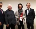 Bild: sns
Bürgermeister Martin Birner (links) und Pfarrer Stefan Wagner (rechts) überreichten die Ehrenamtskarten an Rudolf Schmid (Zweiter von links) und Helga Reimer (Zweite von rechts).