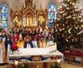 Bild: flt
Sternsinger aus Schönkirch und Plößberg stellten sich nach der Aussendung in Schönkirch zum Erinnerungsfoto mit Pfarrvikar Florent Mukalay Mukuba (hinten links). Ein weiterer Teil der Sternsinger wurde beim Gottesdienst mit Pfarrer Thomas Thiermann am Dreikönigstag in der Pfarrkirche in Plößberg ausgesandt.