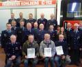 Bild: jml
Langjährige Feuerwehrmitglieder und die Führungsmannschaft präsentieren sich am Löschfahrzeug um den neuen Kommandant Matthias List (Zweite Reihe, links) und die beiden Stellvertreter Dominik Zwack und Johannes Kummer (hinten, Zweiter und Dritter von links).