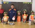 Bild: mde
Jugendfeuerwehranwärter Alexander Nickl (Dritter von links) führte die Kinder der Kötzersdorfer Kinderfeuerwehr durch die Experimente unter der Aufsicht von Margit Hautmann (links) und Sandra Lauterbach (rechts).
