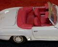 Bild: tr
Der Mercedes-Benz 190 SL ist eines unter etwa 800 Traumautos, die derzeit als Miniaturausgabe das gelebte Museum in Mähring schmücken.