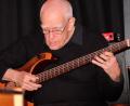 Bild: lr
Steve Swallow hat den elektrischen Bass im Jazz salonfähig gemacht. In einer absoluten All Star Besetzung um den legendären Pianisten Steve Kuhn gibt es am 24. April ins Bistrot Paris ein Wiedersehen. Am Schlagzeug sitzt Billy Drummond!