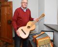 Bild: JOCHEN NEUMANN 
ERBENDORF
Eine Gitarre ist doch nichts Besonderes, oder? Doch! Weil das Instrument in Erbendorf gefertigt wurde, weiß Museumsleiter Manfred Klöble.