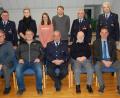 Bild: sm
In der Jahreshauptversammlung ehrt die Feuerwehr langjährige Mitgliedert, darunter Bürgermeister Ernst Schicketanz (sitzend, rechts) und Feuerwehrvorsitzenden Wolfgang Müller (sitzend, Mitte). Drei Jungmitglieder (hinten) werden in die aktive Wehr aufgenommen.