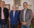 Bild: Dobmeier
DAV-Vorsitzender Stefan Schönberger (links) und sein Stellvertreter Helmut Roßmann (rechts) gratulieren ihrem Ehrenvorsitzenden Günter Schwarz zum 80. Geburtstag.