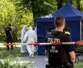 Archivbild: Paul Zinken/dpa 
August 2019: Beamte sichern nach dem Mord an einem georgischen Staatsangehörigen in einem Falt-Pavillon Spuren am Tatort, dem kleinen Tiergarten in Berlin. 	Paul Zinken/dpa