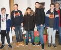Bild: weu
Schüler der siebten Klassen der Mittelschule errechneten zusammen mit dem Institut für Energietechnik ein großes Einsparpotenzial für den Schultrakt bei Verwendung von LED-Lichtern. Enrico Longher (mit Lampe) kam am nächsten an die Anzahl der eingesetzten Lampen heran.