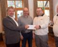 Bild: fz
Rainer Schmeidl und Karl Liegl übergeben an Wolfgang und Bepp Gollwitzer (von links) 500 Euro Spende