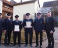 Bild: gi
Für ihre Treue zu Feuerwehr Heumaden wurden Johann Voit und Lorenz Bauer sen. geehrt und Ehrenurkunden überreicht. Dazu gratulierten Bürgermeister Hermann Ach und Vorsitzender Michael Bauer (von rechts) sowie 2. Vorsitzender Christian Kraus und Kommandant Johannes Hoch (von links).
