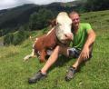 Bild: exb
Mit der Kuh „Belinda“ auf Du und Du. Martin Gradl liebt es, sich um „seine“ Viecher zu kümmern. 2019 hat er acht Kälbchen auf der Alm aufgezogen. 	Bild: exb
