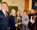 Bild: le
Hauptmann Franz Schmidt (links) und Stellvertreter Leutnant Manfred Bäuml (rechts) dankten den Marketenderinnen (von links) Stephanie Kellner-Feßler, Lea Simmerl, Elisabeth Market und Angelika Bäuml, Julia Bäuml war entschuldigt, die die Landwehr bei ihren Auftritten zieren.