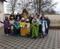 Bild:  Bernd Held/exb
Die Sternsinger der Pfarrei Hl. Familie und der polnischen katholischen Mission mit ihren Begleitern und Pfarrer Maciej Kolanowski.