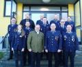 Bild: rdh
Neun Feuerwehrmänner wurden befördert und für bestandene Lehrgänge ausgezeichnet. Im Bild: (von links) Philipp Sertl, Jasmin Jung, Christian Pecher, Vorsitzender Tobias Schwamberger, Bürgermeister Alfred Stier, Berthold Zeitler, Felix Weigl, Bernd Schwamberger, Christian Zeitler, Wolfgang Sertl, Kommandant Florian Schwamberger und Roland Heldwein.