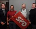 Bild: dob
Bundestagsabgeordneter Uli Grötsch, die Ortsvereinsvorsitzenden Manuel Dippold (Stellvertreter) und Heinrich Rewitzer (Vorsitzender) und Bürgermeisterkandidat Bernd Koller (von links nach rechts) haben Spaß daran, sich kommunalpolitisch zu engagieren und treten "Mit Herz & Verstand fürs Vohenstraußer Land" in den Kommunalwahlkampf ein. Plakatierungen sollen eingedämmt werden.