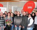 Bild: exb
Mindestens drei Sitze wollen die Kemnather Genossen im künftigen Stadtrat erobern. Angeführt wird die Liste von Bürgermeisterkandidatin Jutta Deiml (Mitte, mit Blumen). Anwesend waren bei der Nominierung auch die Kandidaten (von links) Hildegard Tretter, Hans Schindler, Elmar Högl, Martin Merkl, Roland Pfleger ("Roy"), Christa Sertl, Fabian Holl, Landratskandidat Thomas Döhler, Renate Pressler, Ortsvereinsvorsitzender Andreas Demleitner, Franz Josef Schöpf, Günter Deiml, Achim Schraml, Reinhard Heier, Martina Heier, Dorit Märkl und Stadtrat Wolfgang Weber.