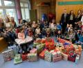 Bild: exb
Filialdirektor Christian Wolf (hintere Reihe, Fünfter von rechts) übergibt mit einigen Mitarbeitern die Geschenke an die Kindergartenkinder des HPZ Irchenrieth.