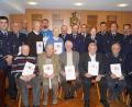 Bild: du
Die Feuerwehr Schirmitz zeichnet 10 Jubilare für 25, 40, 50 und sogar 60 Jahre Treue mit Urkunden aus. Bürgermeister Ernst Lenk (stehend, rechts) und Pfarrer Thomas Stohldreier (stehend, Siebter von rechts) gratulieren.