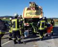 Bild: mmj
Dank ihrer Ausbildung und Übungen sind die Aktiven der Schönseer Wehr für die verschiedenen Einsatzszenarien gewappnet. So wie hier, als eine technische Hilfeleistung nach einem Verkehrsunfall zwischen Auto und Häcksler erbracht werden musste.