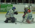 Bild: gb
Die Blue Devils verloren am Freitagabend das Derby gegen die Selber Wölfe mit 1:5. Hier hat der Weidener Stürmer Jakub Bitomsky gegen Goalie Niklas Deske und Verteidiger Dominik Müller das Nachsehen.