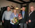 Bild: gpa
Mit einem Blumenstrauß für Sibylle und einem Brotzeitkörberl für Hans Trassl danken Vorsitzender Erwin Dromann (rechts) und Stellvertreter Fritz Gradl dem Ehepaar, das sich viele Jahre im Vorstand engagiert hat. Nun ziehen sie sich aus Altersgründen aus der Mitarbeit zurück. Die Vorsitzenden hoffen, dass die beiden der "Frohsinn"-Gesellschaft weiterhin als Mitglieder erhalten bleiben.