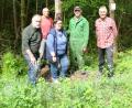Bild: sh
Mit der Aufstellung eines Schilderbaumes am Eichenweg ist die Buchbergbeschilderung abgeschlossen.
Von links: Rainer Biller, Gerhard Häckl, Vorsitzende des Heimat- und Volkstumsvereins Manuela Wagner sowie Erwin Meier und Heinz Gebhardt.
